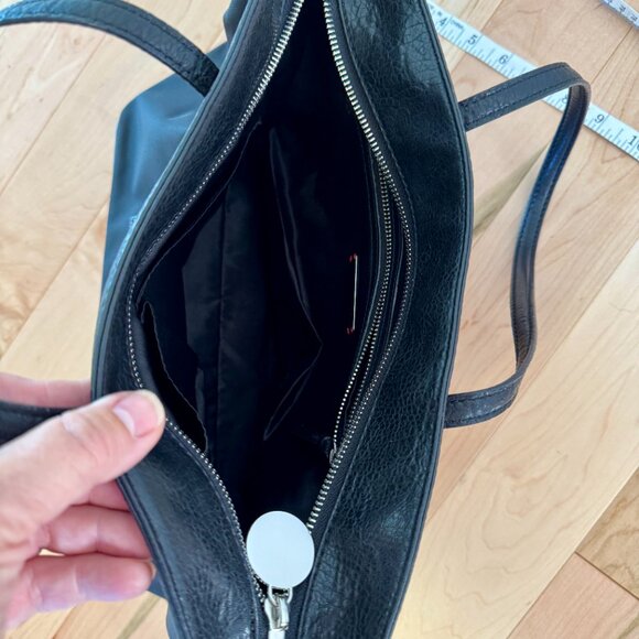 Casual with a hint of style DKNY Active bag - Picture 4 of 9